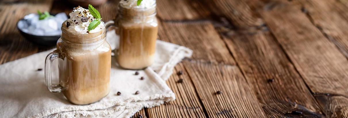 Rezept: Mit dem Fresubin PROTEIN ENERGY Drink mit Schokolade-Geschmack eine proteinreiche Eisschokolade zubereiten.