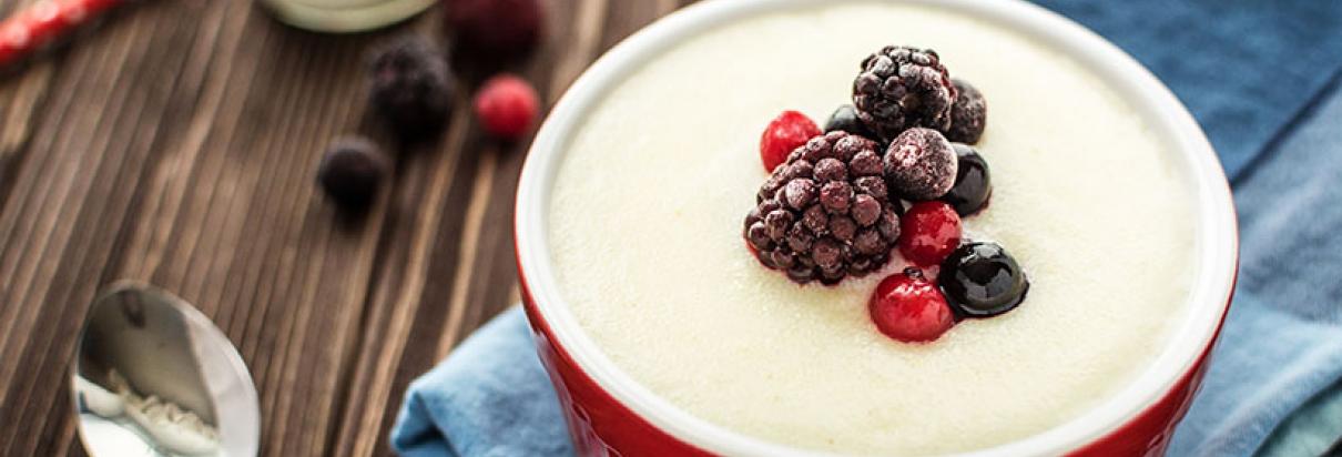 Rezept: Mit dem Fresubin 2 KCAL Drink einen kalorienreichen Grießpudding mit Aprikose-Pfirsich-Geschmack zubereiten.