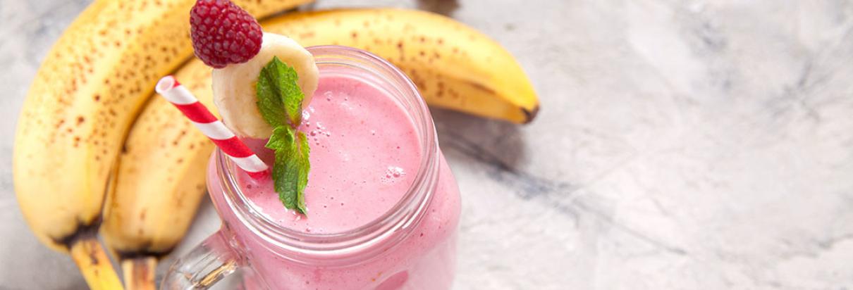 Rezept: Mit dem Fresubin YODRINK mit Himbeer-Geschmack einen nährstoffreichen Himbeer-Bananen-Drink zubereiten.