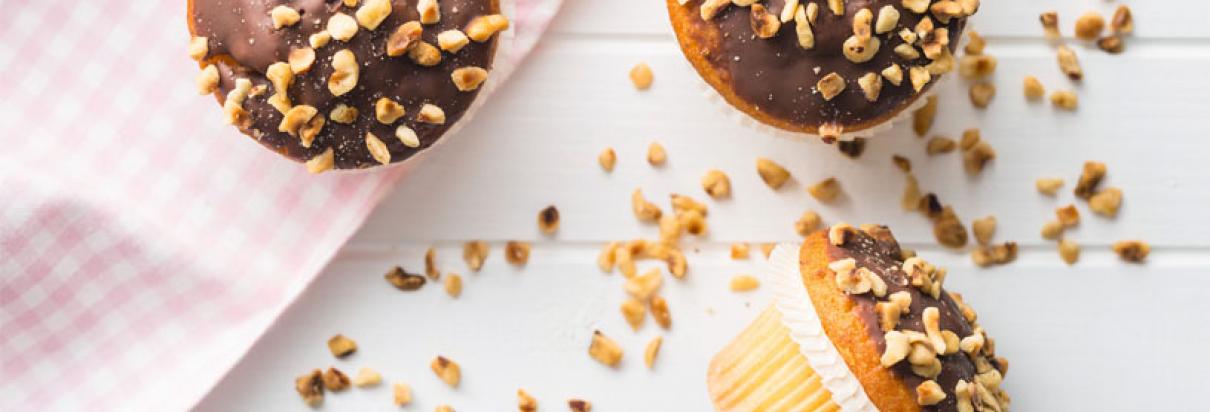 Rezept: Mit dem Fresubin 3.2 KCAL Drink mit Haselnuss-Geschmack nährstoffreiche Nuss-Schoko-Muffins als Dessert zubereiten.