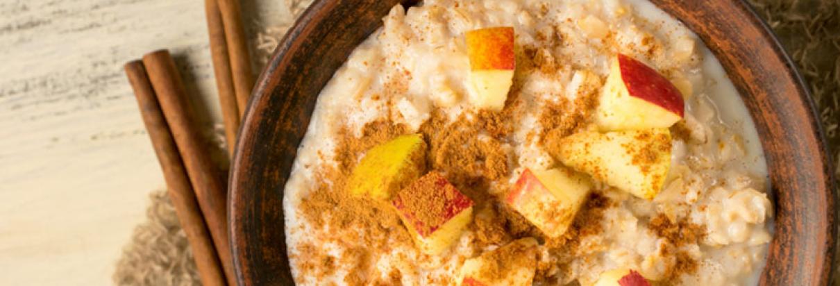 Rezept: Mit dem Fresubin 2 KCAL Drink in der Geschmacksrichtung Vanille einen kalorienreichen Vanilleporridge als Frühstück zubereiten.