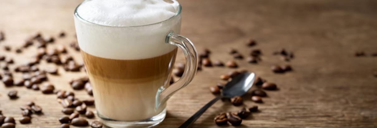 Rezept: Mit dem Fresubin 2 KCAL Drink einen kalorienreichen Vanille-Macchiato mit Vanille-Geschmack zubereiten.