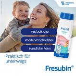 Eine Mutter trägt ihr Kind auf dem Rücken. Der Frebini ENERGY Drink ist praktisch für unterwegs - auslaufsicher, wiederverschließbar und hat eine handliche Form.