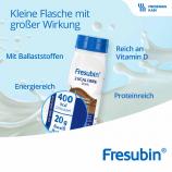 Fresubin 2 KCAL FIBRE Drink in der Schokoladen Variante mit Angaben der Nährwerte - Der Fresubin 2 KCAL FIBRE Drink zeigt trotz kleiner Flasche eine große Wirkung, indem diese energie- und proteinreich ist sowie reich an Vitamin D.