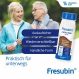 Patientin mit Ehemann beim Spazieren. Fresubin 2 KCAL FIBRE Drink ist praktisch für unterwegs - wiederverschließbar, auslaufsicher und hat eine handliche Form.