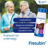 Patientin mit Ehemann beim Spazieren. Fresubin ProvideXtra ist praktisch für unterwegs - wiederverschließbar, auslaufsicher und hat eine handliche Form.