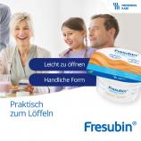 Patientin mit Familie beim Essen. Fresubin DESSERT FRUIT ist praktisch zum löffeln - leicht zu öffnen und hat eine handliche Form.