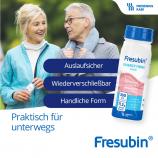 Patientin mit Ehemann beim Spazieren. Fresubin ENERGY FIBRE Drink ist praktisch für unterwegs - wiederverschließbar, auslaufsicher und hat eine handliche Form.