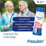 Patientin mit Ehemann beim Spazieren. Fresubin YODRINK ist praktisch für unterwegs - wiederverschließbar, auslaufsicher und hat eine handliche Form.