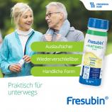 Patientin mit Ehemann beim Spazieren. Fresubin PLANT-BASED Drink ist praktisch für unterwegs - wiederverschließbar, auslaufsicher und hat eine handliche Form.