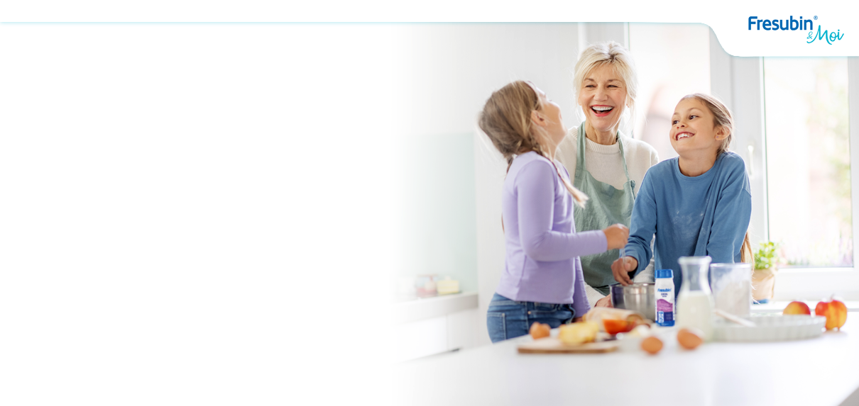 Une grand-mère sourit dans la cuisine avec ses petites filles