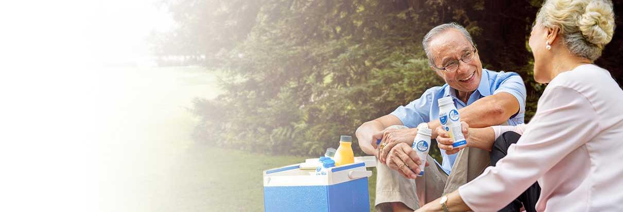 Couple having picnic with Fresubin